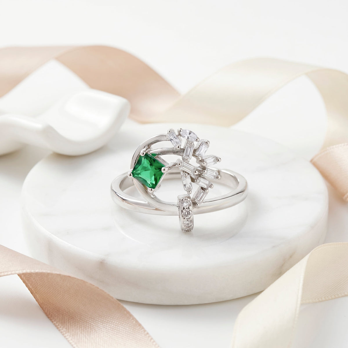 Desihi Ring Anti-Tarnish Leafy Emerald Bypass (Adjustable Size)